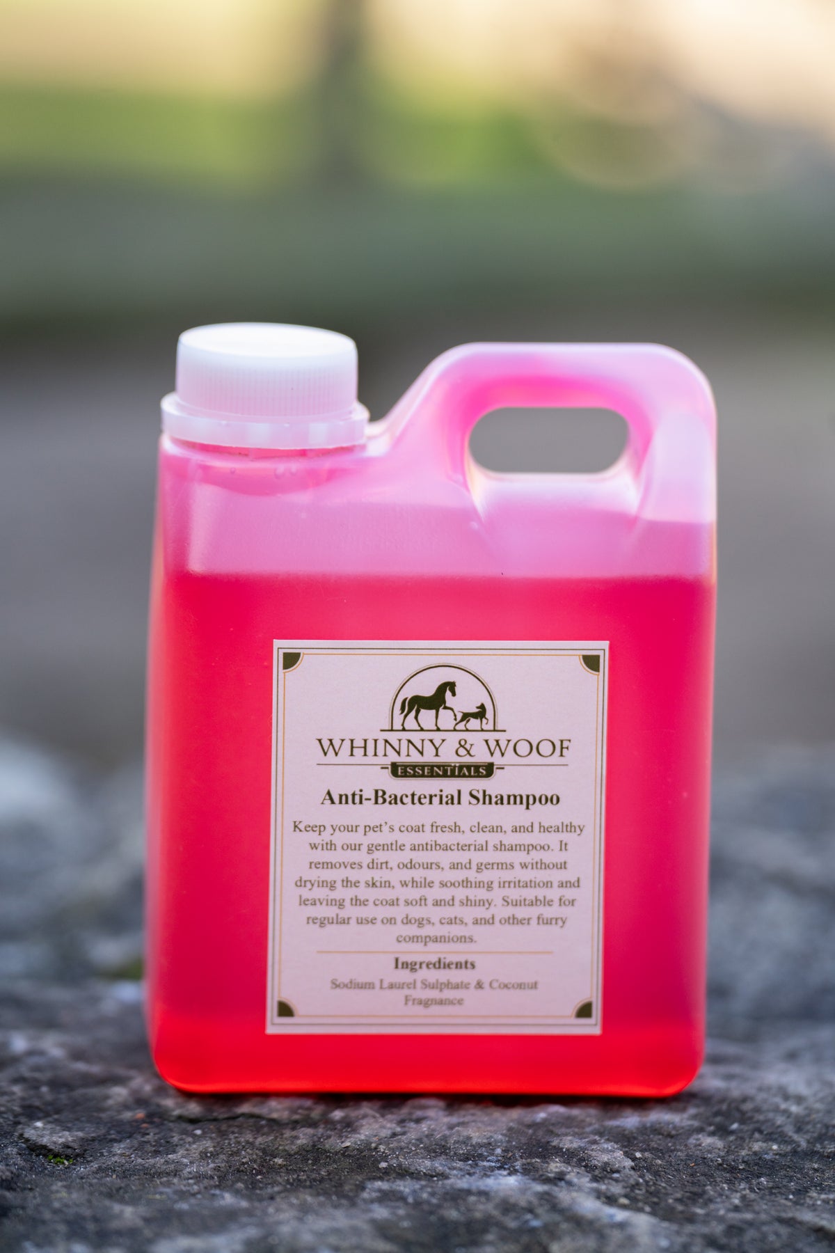 Anti-bacterial pet shampoo for dogs and cats to cleanse the coat and help remove everyday dirt and odours.