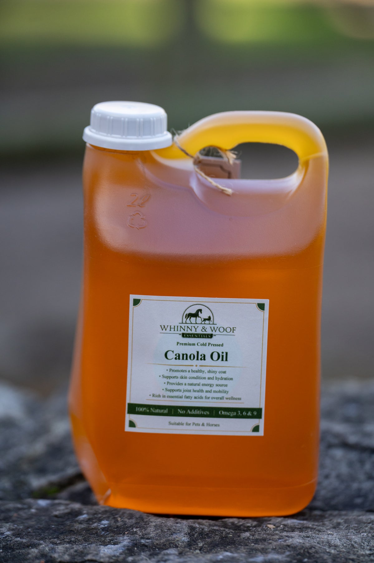 Premium cold pressed canola oil for horses with Omega-3, Omega-6, Omega-9 and Vitamin E