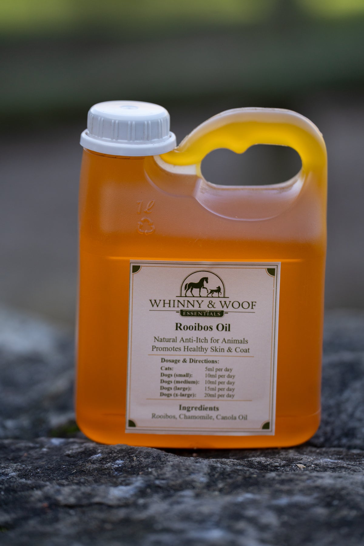 W&W Essentials Rooibos and Chamomile Oil 1L with premium cold-pressed canola oil for horses and dogs